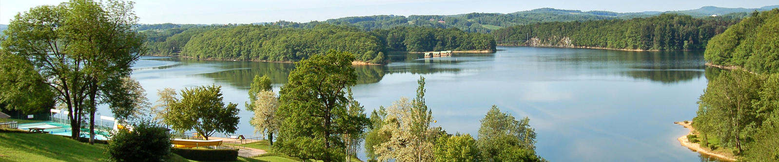 Photos du camping le Garoustel au bord du lac de Saint Etienne Cantalès dans le Cantal