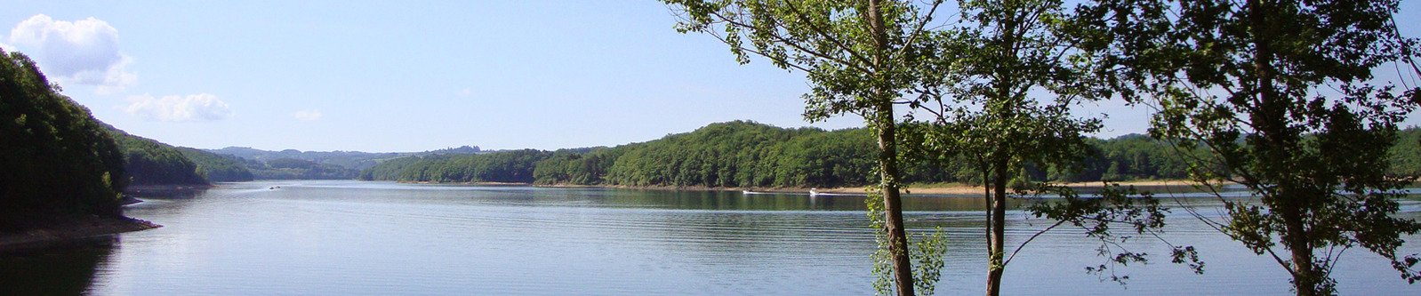 Camping dans le Cantal en Auvergne au bord du lac