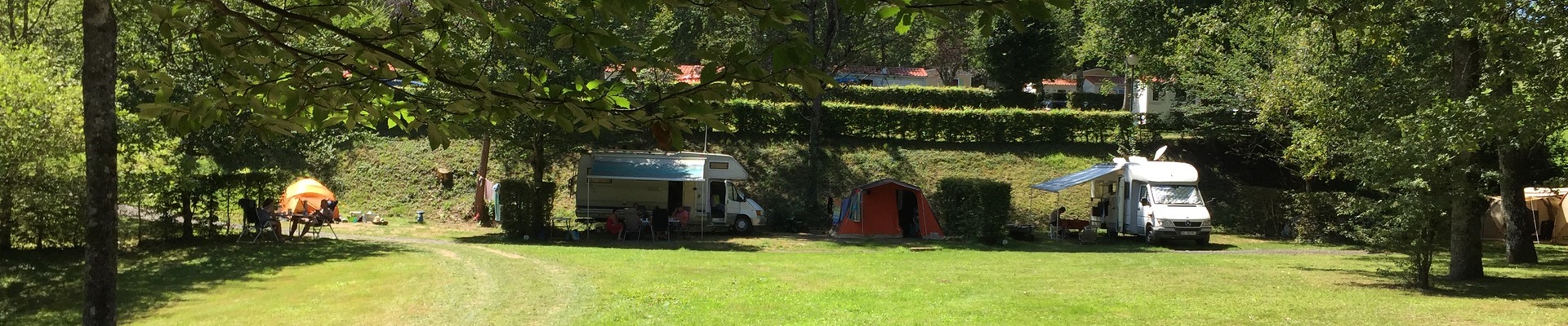 Camping dans le Cantal en Auvergne au bord du lac