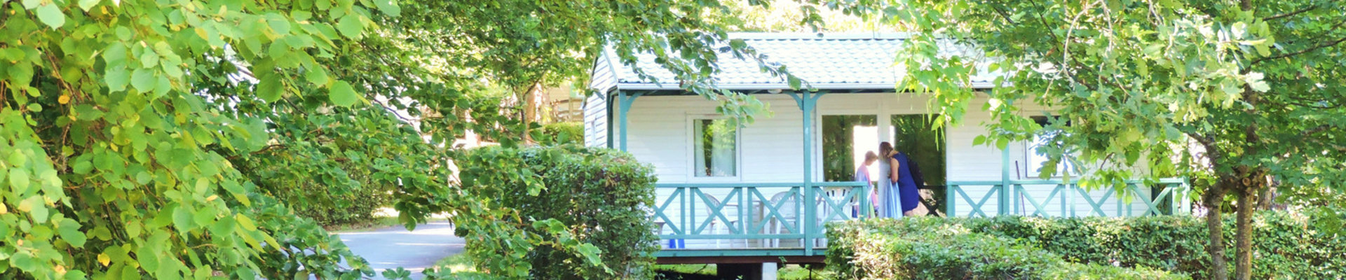 Camping dans le Cantal en Auvergne au bord du lac