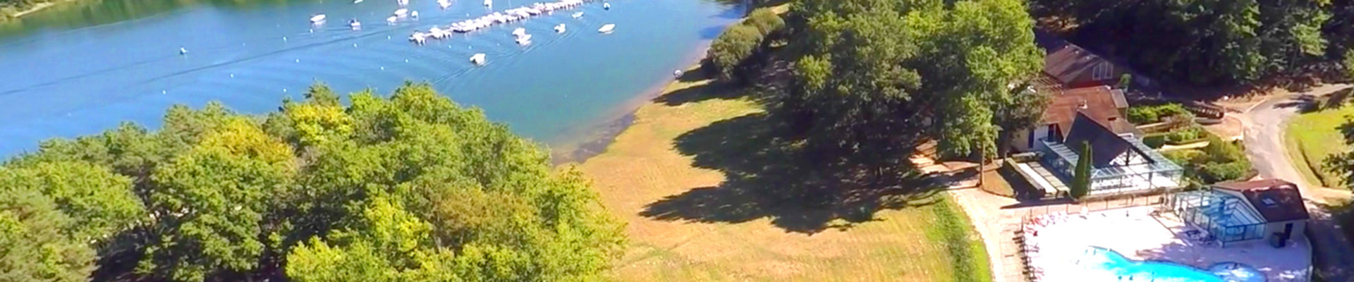 Camping dans le Cantal en Auvergne au bord du lac