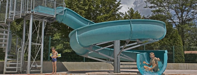 Toboggan piscine Le Garoustel Cantal Auvergne