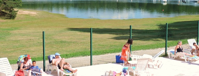 Piscine du Camping Le Garoustel dans le Cantal