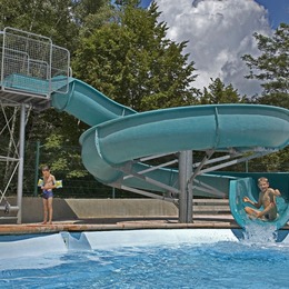 Toboggan piscine Le Garoustel Cantal Auvergne