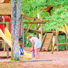 Jeux pour enfants Camping le Garoustel dans le Cantal