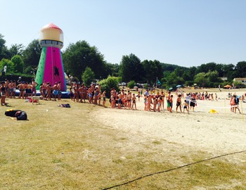 La plage du Lac de Saint Etienne Cantalès du Camping Le Garoustel