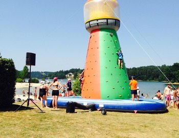 La plage du Lac de Saint Etienne Cantalès du Camping Le Garoustel