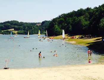 La plage du Lac de Saint Etienne Cantalès du Camping Le Garoustel