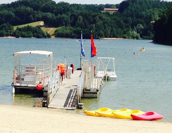 La plage du Lac de Saint Etienne Cantalès du Camping Le Garoustel