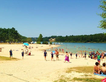 La plage du Lac de Saint Etienne Cantalès du Camping Le Garoustel