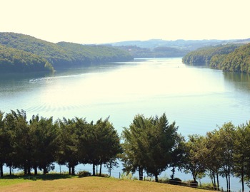 Lac de Saint Etienne Cantalès - Camping Le Garoustel