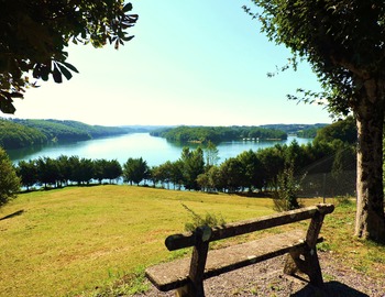 Lac de Saint Etienne Cantalès - Camping Le Garoustel