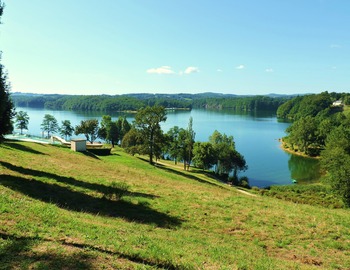 Lac de Saint Etienne Cantalès - Camping Le Garoustel