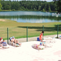 Piscine du Camping Le Garoustel dans le Cantal