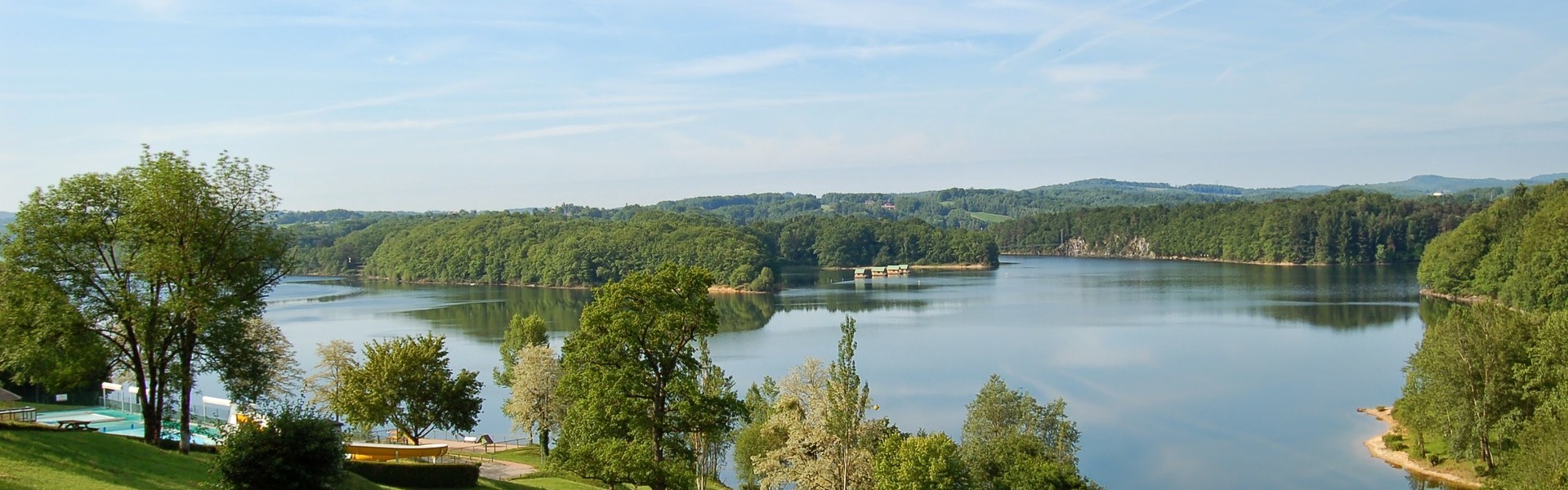 Camping en Auvergne dans le Cantal au bord du lac avec piscine chauffée et toboggan