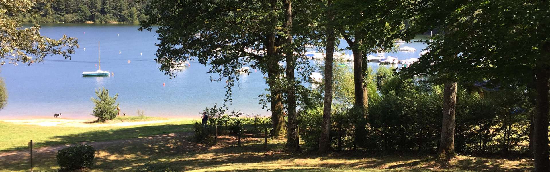 Camping dans le Cantal en Auvergne au bord du lac