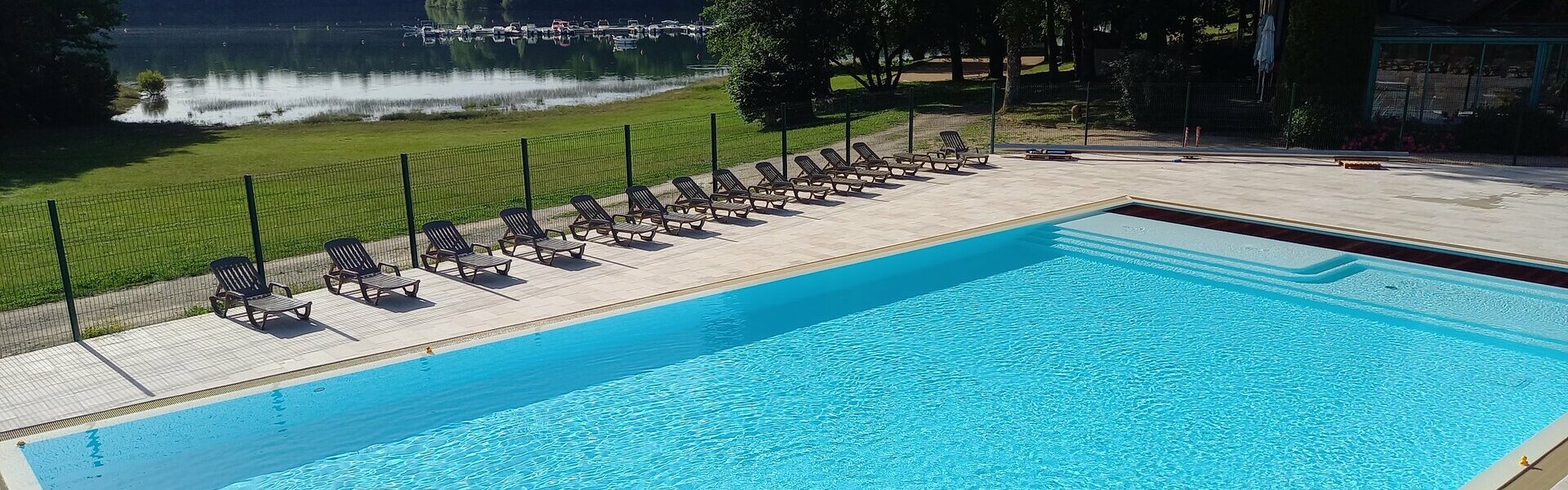 Camping dans le Cantal en Auvergne au bord du lac