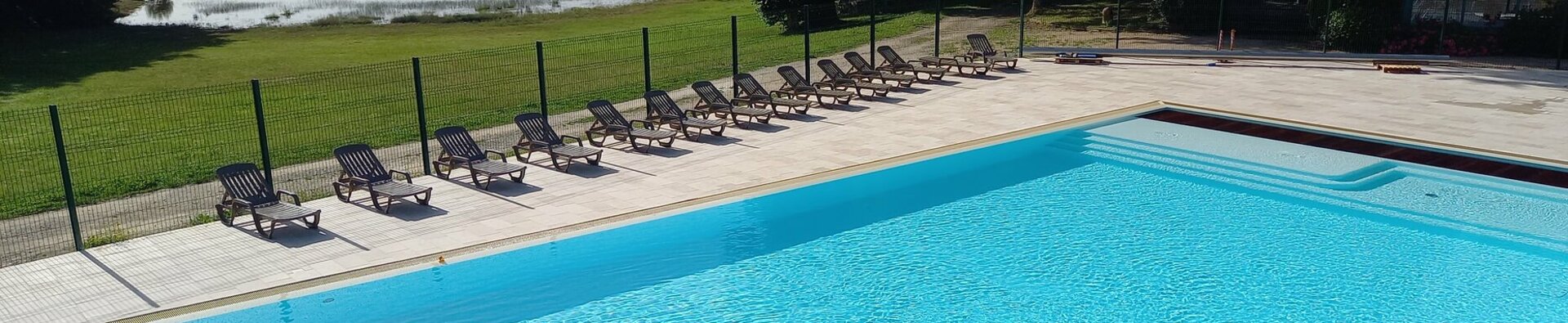 Camping cantal 3 étoiles pas cher en Auvergne près d'Aurillac avec sa piscine chauffée et toboggan